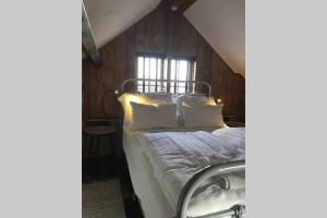 Uniek houten huis nabij bos en plassen