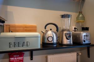 Beach Bungalow Ohana - private garden - close to local Lake, Dunes and Beach