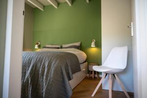 Beach Bungalow Ohana - private garden - close to local Lake, Dunes and Beach