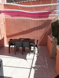 Appartements MAISON 100 M2, Terrasse 25 m2, Clim, 3 chbs avec tv, parking : photos des chambres