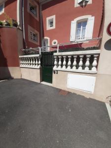 Appartements MAISON 100 M2, Terrasse 25 m2, Clim, 3 chbs avec tv, parking : photos des chambres