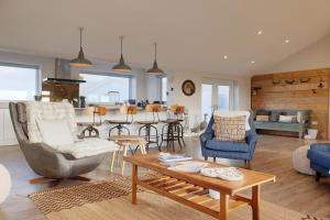 HIGH TIDE- LUXURY DEATCHED BUNGALOW- Sleeps 10 or 12 - Annexe option