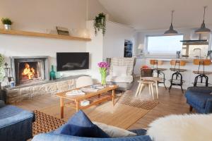 HIGH TIDE- LUXURY DEATCHED BUNGALOW- Sleeps 10 or 12 - Annexe option