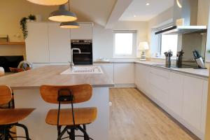 HIGH TIDE- LUXURY DEATCHED BUNGALOW- Sleeps 10 or 12 - Annexe option