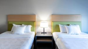 Queen Room with Two Queen Beds room in Country Inn & Suites by Radisson Appleton WI