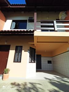 Duplex com ótimo custo x benefício pertinho da Praia de Mariscal
