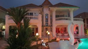 EMPIRE LAND Luxury Tropical Villa Pattaya Walking Street 4 Bedrooms