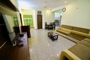 TrueLife - Railway station - On way to Balaji Temple - Breakfast included - Large 2BHK AC Apartments - Enjoy morning Coffee Tea Milk - Modular Kitchen - Fast WiFi, Jio Smart TV - Easy access toTemples - Travels - TrueLifes service with lots of Love