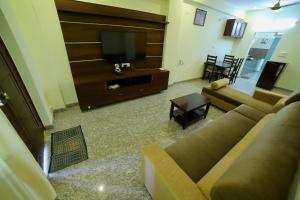 TrueLife - Railway station - On way to Balaji Temple - Breakfast included - Large 2BHK AC Apartments - Enjoy morning Coffee Tea Milk - Modular Kitchen - Fast WiFi, Jio Smart TV - Easy access toTemples - Travels - TrueLifes service with lots of Love