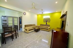 TrueLife - Railway station - On way to Balaji Temple - Breakfast included - Large 2BHK AC Apartments - Enjoy morning Coffee Tea Milk - Modular Kitchen - Fast WiFi, Jio Smart TV - Easy access toTemples - Travels - TrueLifes service with lots of Love