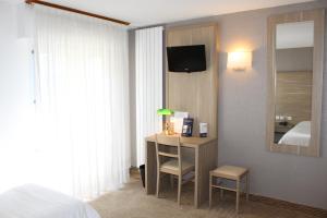 Hotels Hotel Des Tilleuls : Chambre Double avec Baignoire