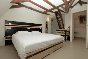 Hotels Logis Auberge de la Xaintrie : Chambre Quadruple avec Baignoire