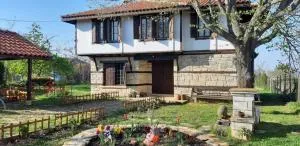 Под старата липа - Yunets