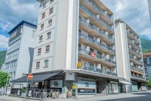 摩登加尼旅馆 - 贝林佐拉