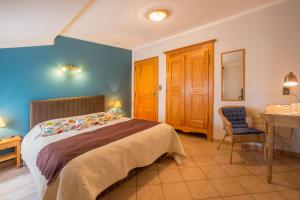 B&B / Chambres d'hotes Gite de groupe 16p, 7 ch, 6 sdb, PARC et SALLE DE RECEPTION : Suite 2 Chambres