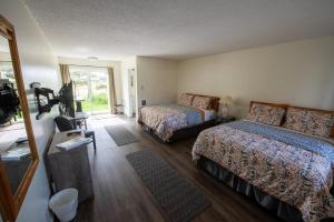 Two Queen Beds - Lower Floor with Garden Access (Dogs Allowed) room in Pacific City Inn