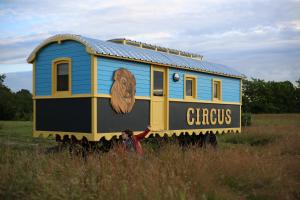Campings La roulotte CIRCUS des Grillots : photos des chambres