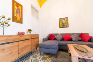 Charming townhouse with AirCon only 500m from the Marina and the typical market