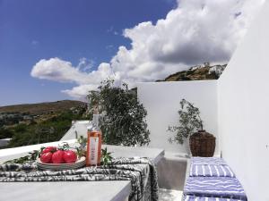 CHARMING 2BR Hilltop Serenity Suite, Lively Greek Village