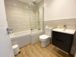 Stunning New House - Great Location - Garden - Parking - Fast WiFi - Smart TV - Beautiful 2 Bedroom House sleeps up to 6! Only 5 min drive to Sandbanks beach!