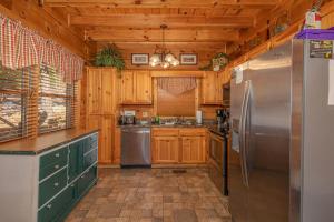 Log Inn, 5 bed 3 bath group cabin in Gatlinburg with game room and hot tub, seasonal resort pool