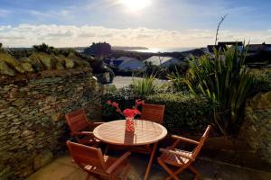 24 CLIFF APARTMENT-3 BED-GROUND FLOOR-SEA VIEWS