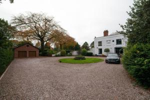 Luxury Coach house next to woodland in Knutsford
