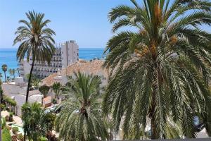 Benal Beach, Luxury Sea & Mountain View Beachside 1 Bedroom Apartment