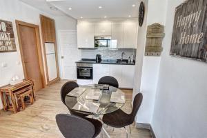 Benal Beach, Luxury Sea & Mountain View Beachside 1 Bedroom Apartment