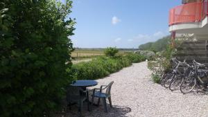 Duinzicht, ruim appartement met terras op de begane grond nabij strand