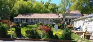 Alpaca Inn, The