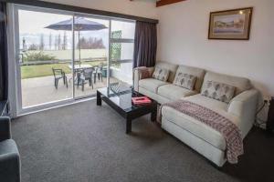 52sq Hawea Apartment, Lake and Mountain views!!
