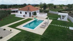 S&I Peaceful Holiday Home With Pool & Jacuzzi