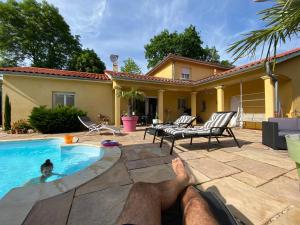 B&B / Chambres d'hotes Chambres dans villa avec piscine : Chambre Double Deluxe (2 Adultes + 1 Enfant) - Non remboursable