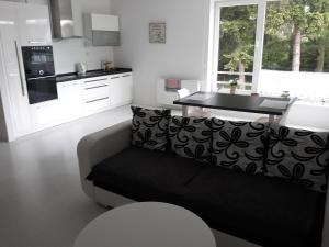 Martin City Stay - Elegant Apartment with Private Parking