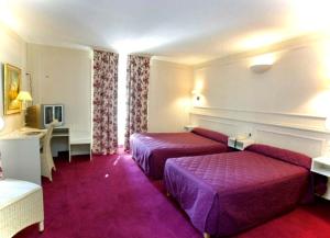 Hotels Le Grand Hotel : Chambre Quadruple Classique avec Baignoire