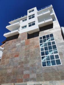 Billys Marina 360 with pool access