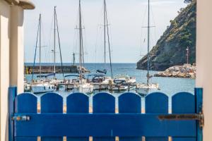 La finestra sul mare by Tizzano House