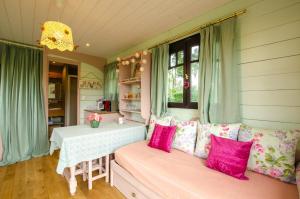 B&B / Chambres d'hotes La Roulotte de La Villa des Chouettes : photos des chambres