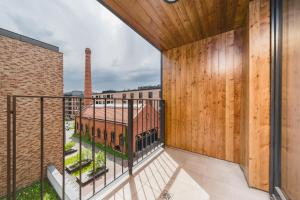 Glam Brewery Suite - Deluxe Apartment with Parking - by Upstairs