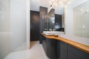 Glam Brewery Suite - Deluxe Apartment with Parking - by Upstairs