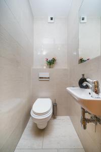 Glam Brewery Suite - Deluxe Apartment with Parking - by Upstairs