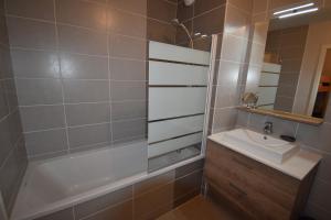 Maisons de vacances VAUJANYLOCATIONS - Domaine du Patre : photos des chambres