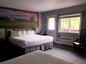 Deluxe King and Queen Room room in Blue Elk Inn