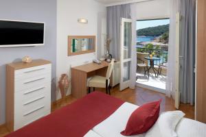 Double Room with Balcony and Sea View room in Hotel Fortuna