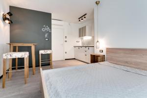 Black & White Apartments 