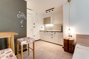 Black & White Apartments 