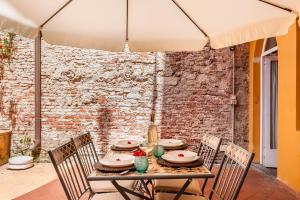 Hostly - Garden House near the Tower - Historical house with Private Garden