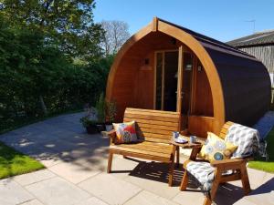 Double room with Patio and Hot Tub (Douk Ghyll) room in Ribblesdale Pods