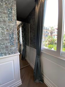 Habitación con cama extragrande y vistas al jardín